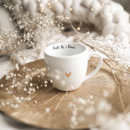 Biały kubek porcelanowy 300 ml - napis bądź tu i teraz ze złotym sercem dla miłośników uważności na urodziny