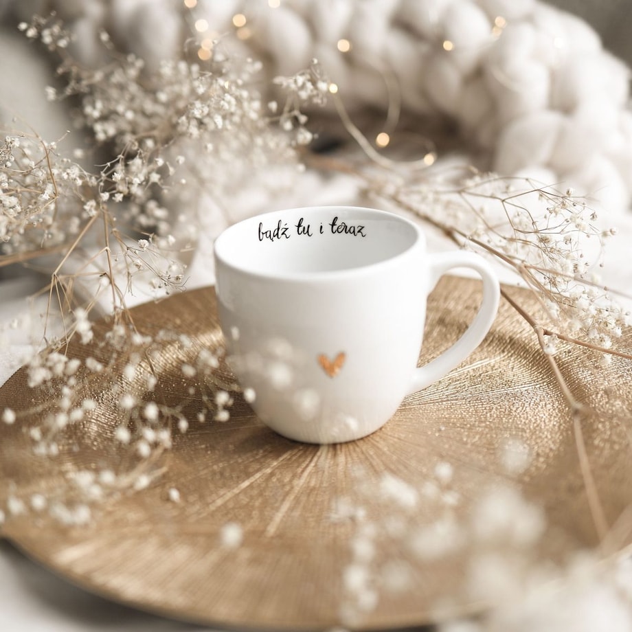 Biały kubek porcelanowy 300 ml - napis bądź tu i teraz ze złotym sercem dla miłośników uważności na urodziny