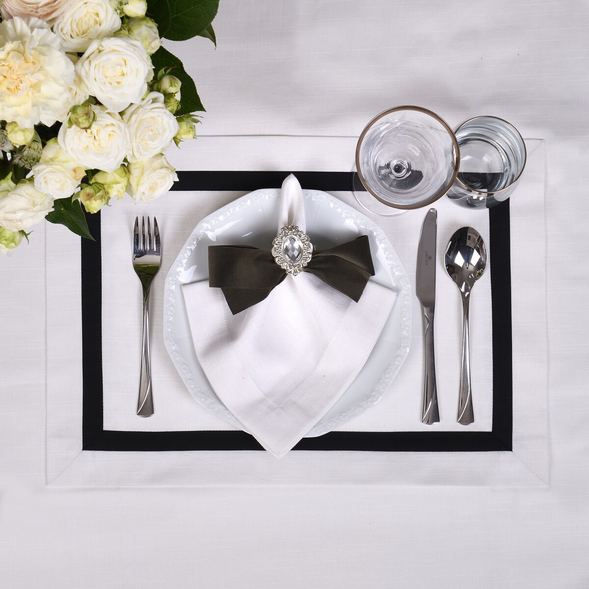 Okrągły obrus z czarną tasiemką Atelier Noir – ⌀ 210 cm