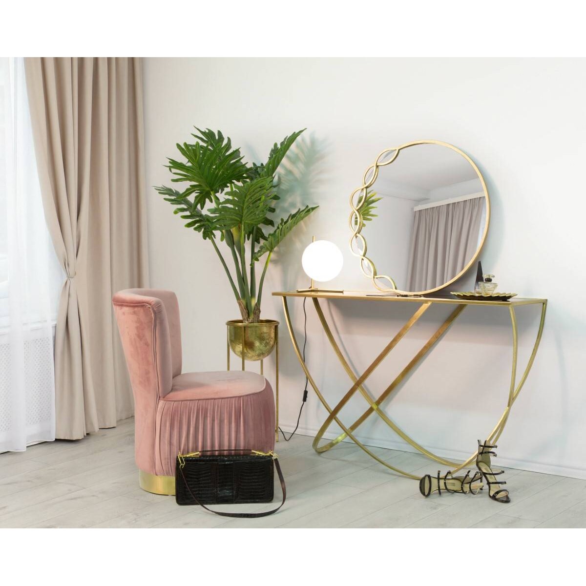 Złote stojaki na kwiaty z wyciąganymi doniczkami