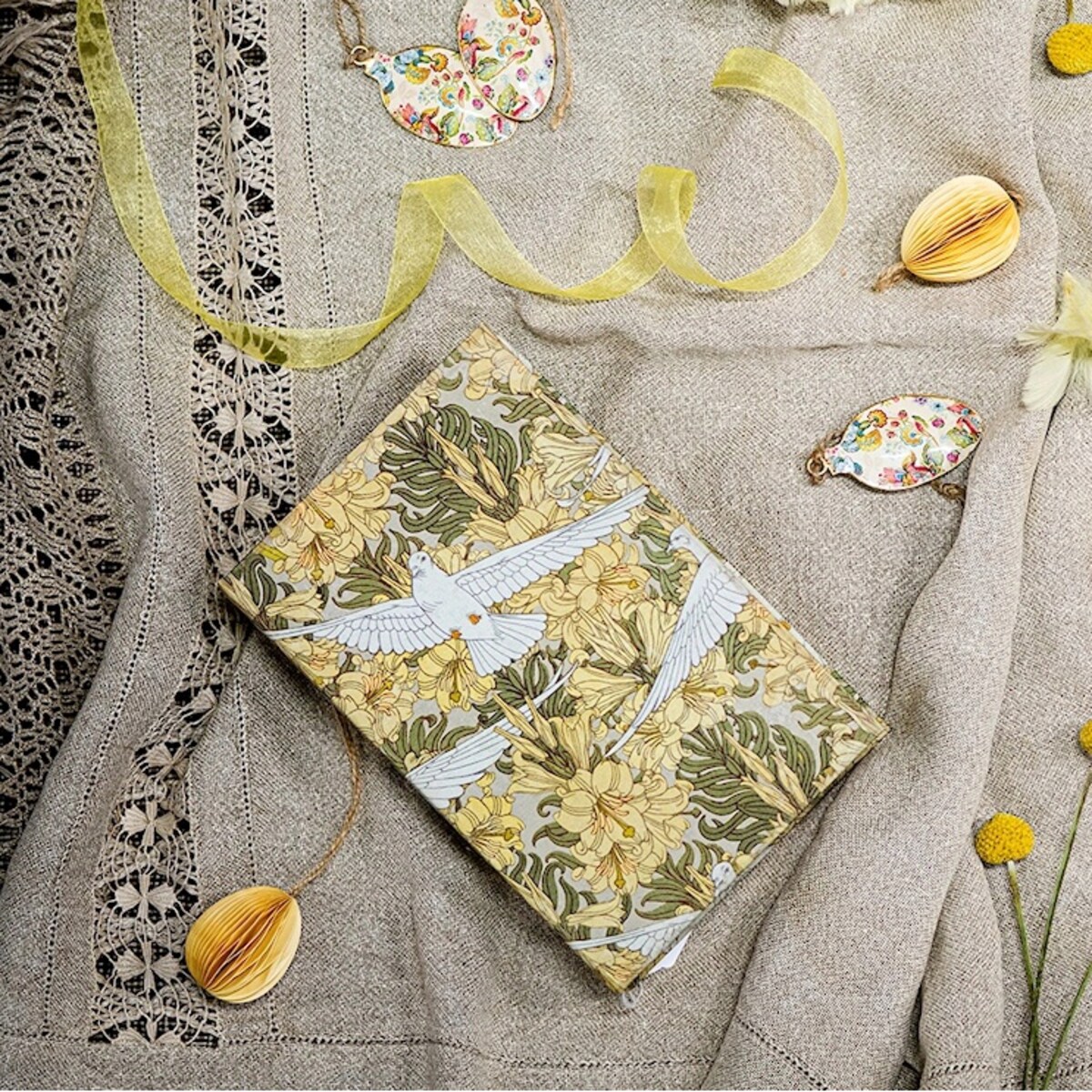 PUDEŁKO JAK KSIĄŻKA FAŁSZYWA NA DROBIAZGI BIŻUTERIĘ PREZENT GOŁĘBIE 24cm