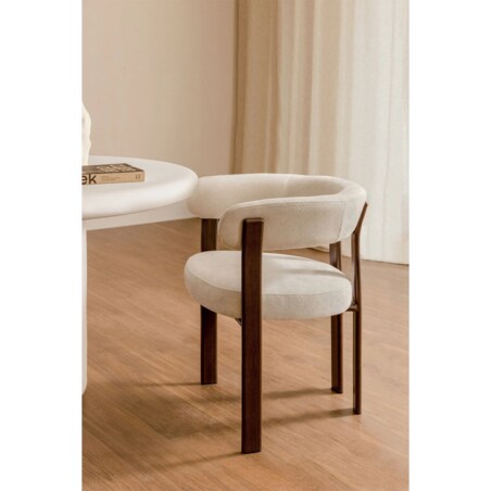 Krzesło z podłokietnikami tapicerowane Jolie, kremowo-beżowe, ciemne drewno