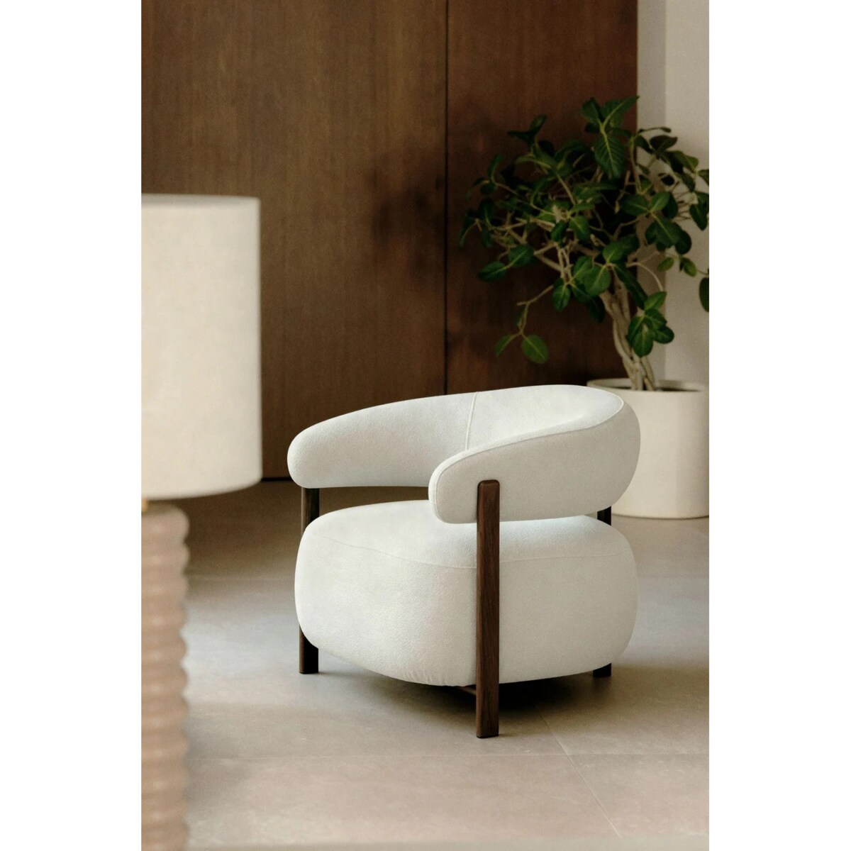 Fotel z tkaniny szenilowej Jolie, ciemne drewno, kremowo-beżowy