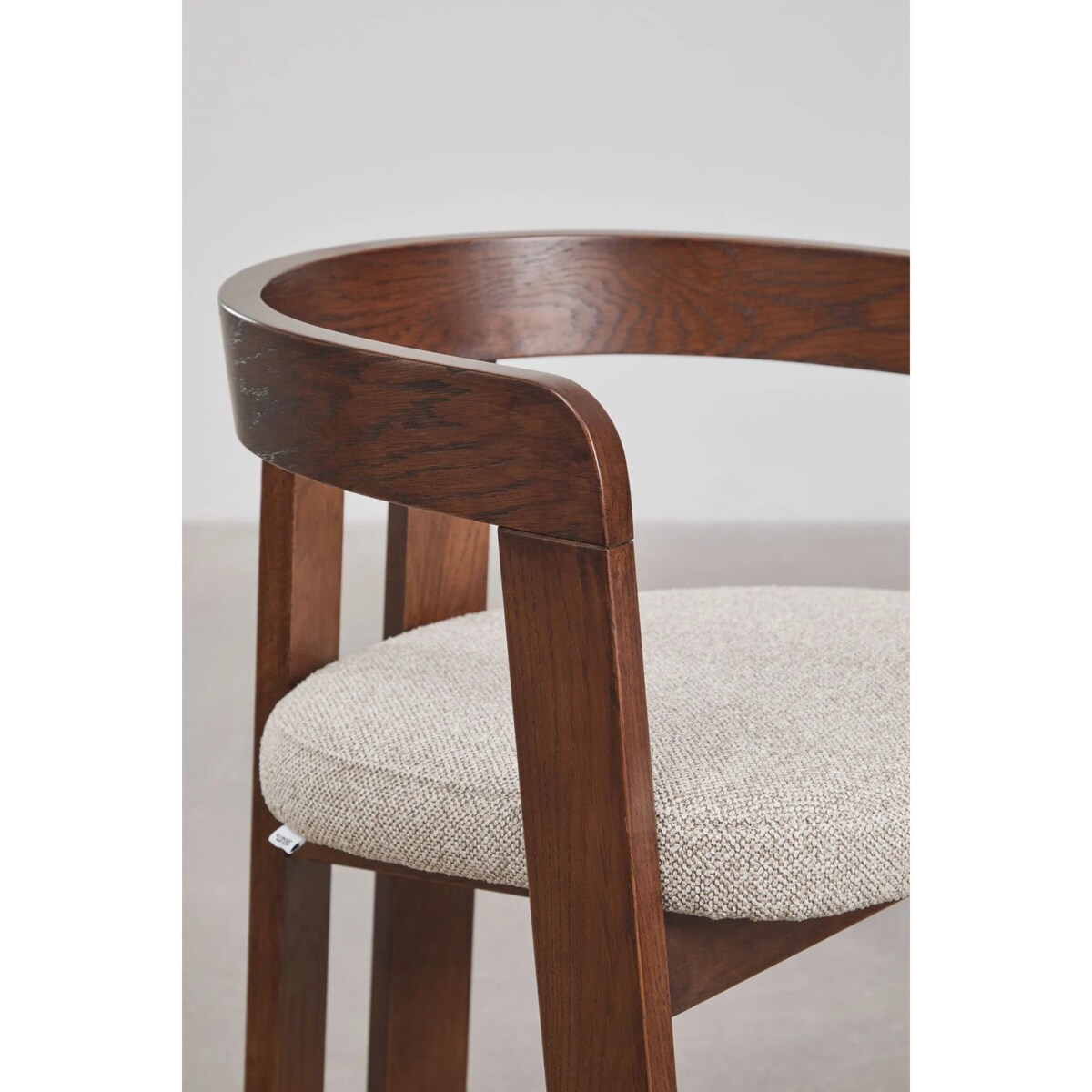 Krzesło z podłokietnikami, ciemne drewno, kremowe bouclé, Yvonne