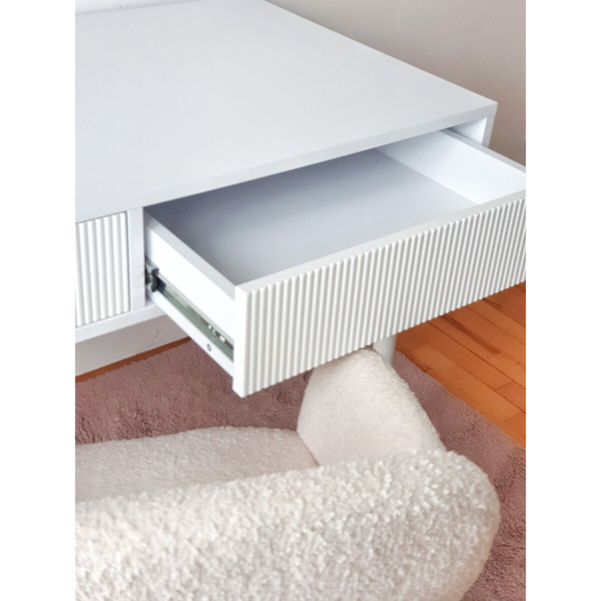 BIURKO BIAŁE MATOWE Z RYFLOWANYMI SZUFLADAMI