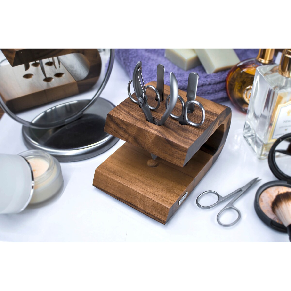 Stojak do przechowywania przyborów do manicure Artelegno