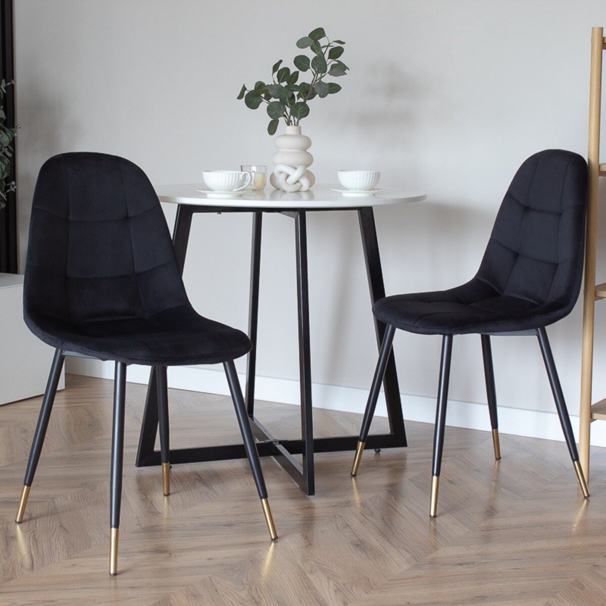 Krzesło tapicerowane czarne pikowane welurowe do salonu złote nogi