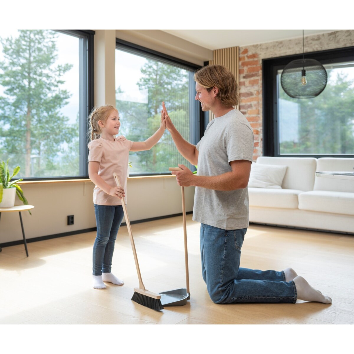 Drewniana szczotka i szufelka, 92 cm