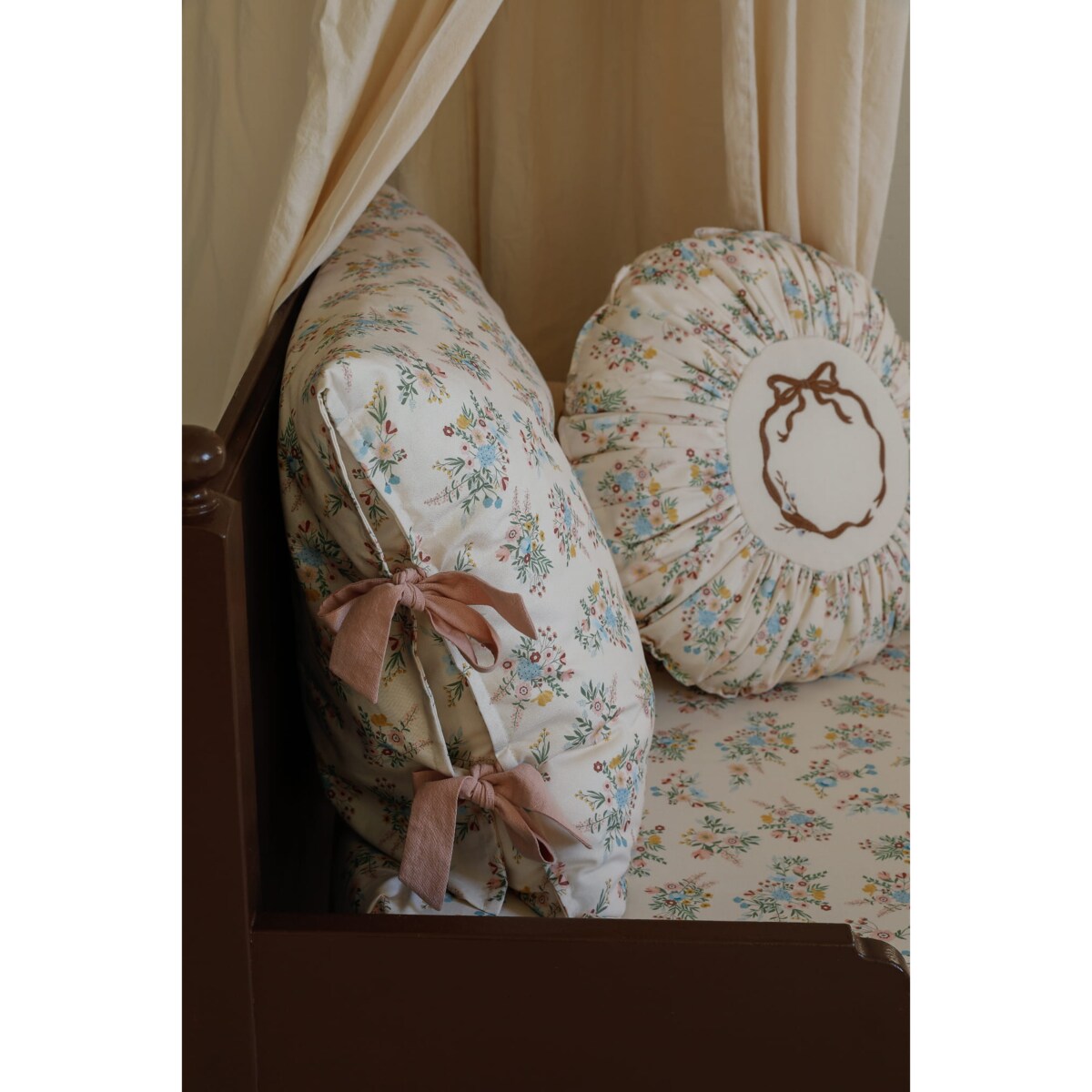 Poduszka dekoracyjna okrągła z haftem Blooming Meadow