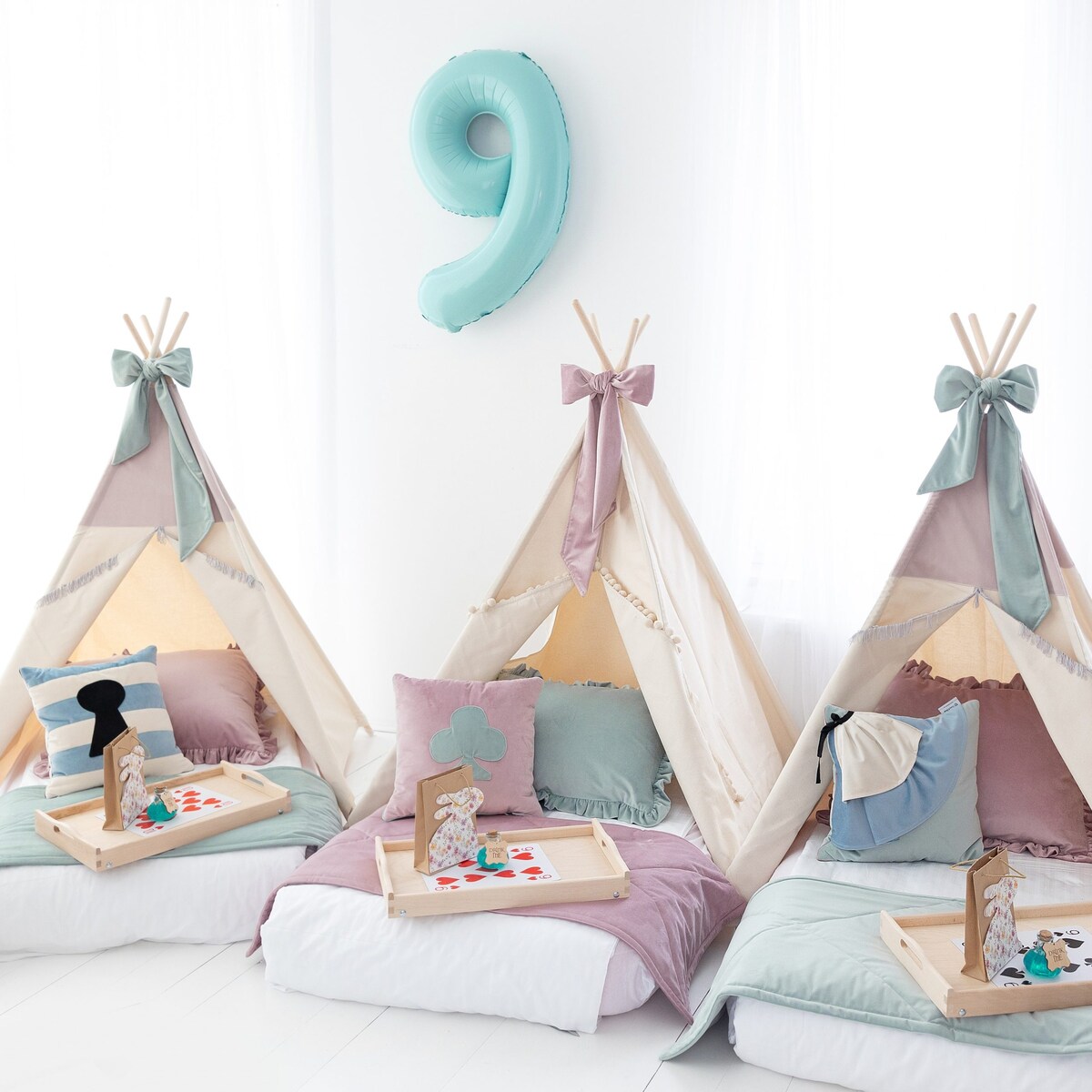 Dekoracyjna poduszka Alice dress, poduszka z velvetu Alicja w Krainie Czarów