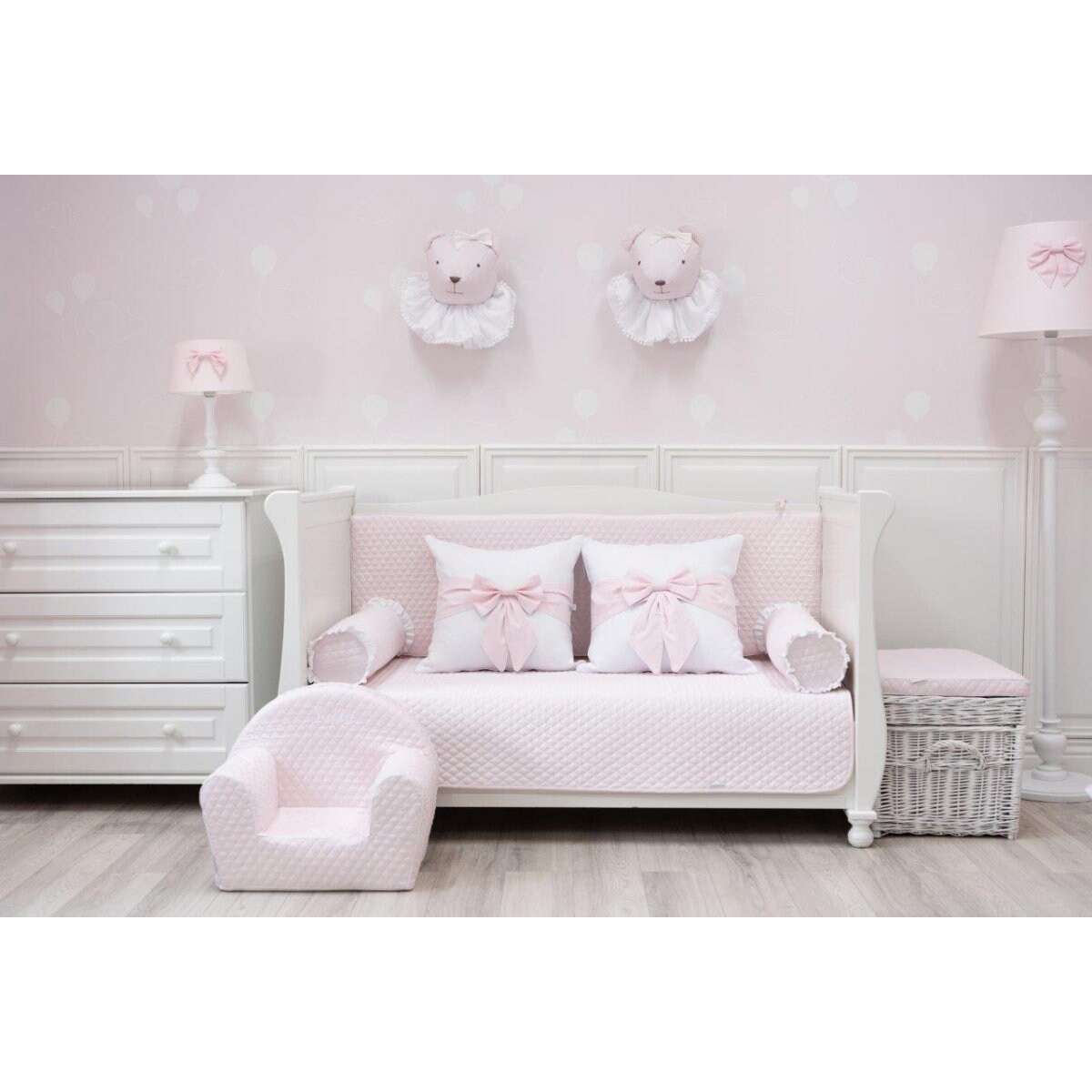 Poduszka biała z pudrową kokardą