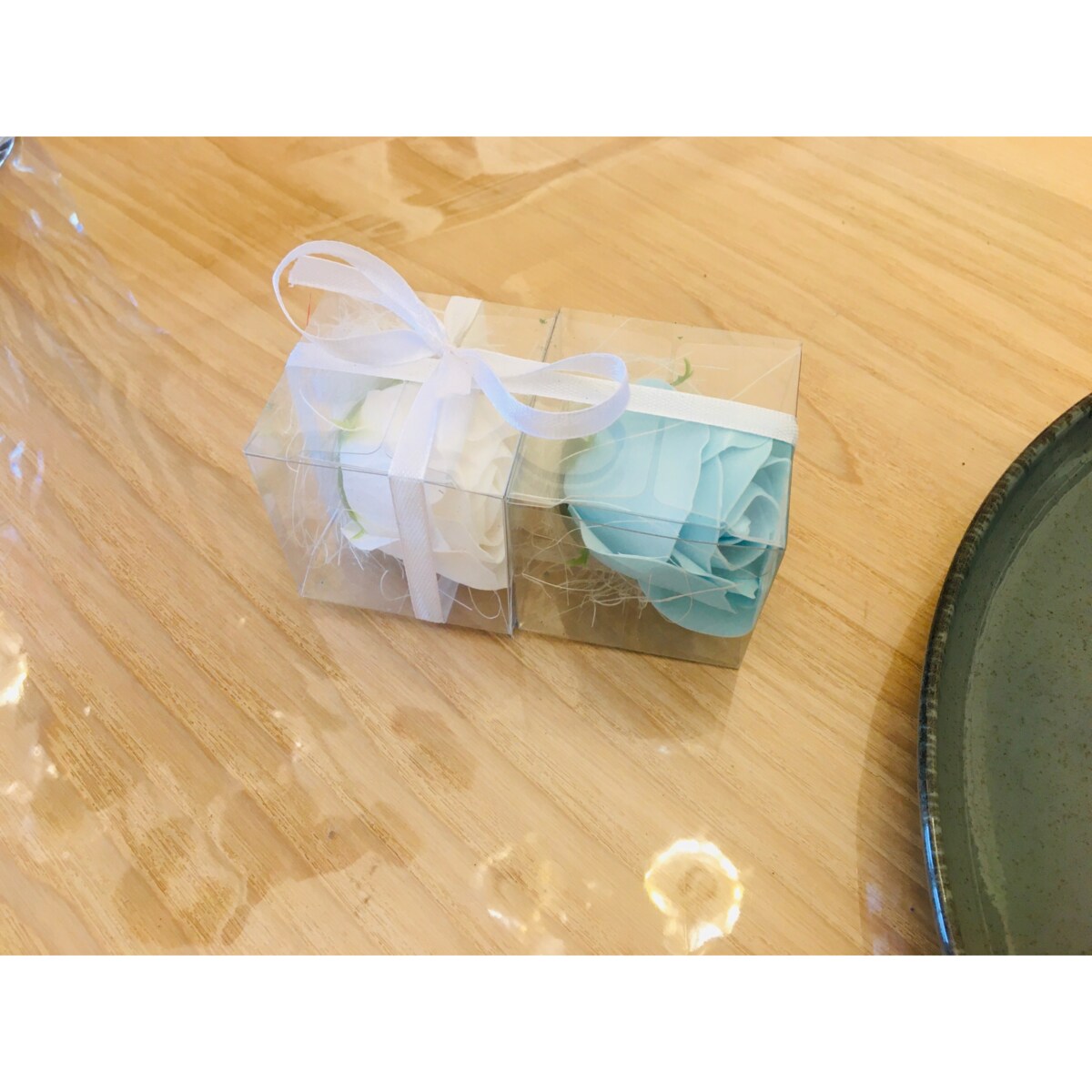 FLOWER BOX KWIATY MYDLANE RÓŻA BIAŁO NIEBIESKA na prezent upominek GOŚCI