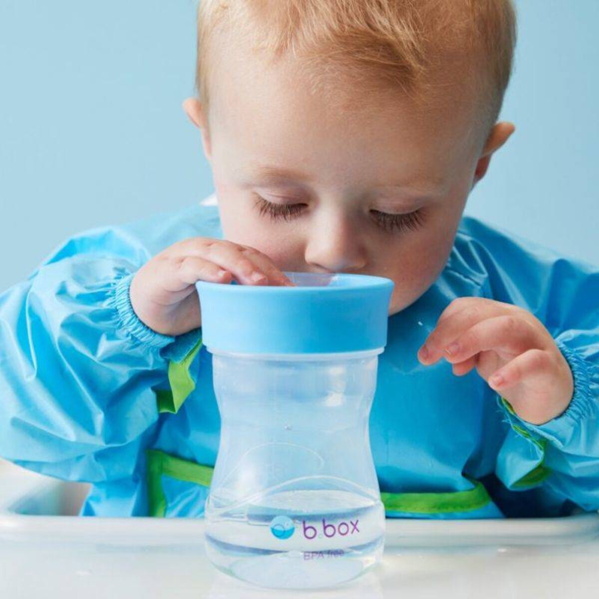 Kubek treningowy do nauki picia dla dziecka 12m+ borówkowy 240 ml b.box