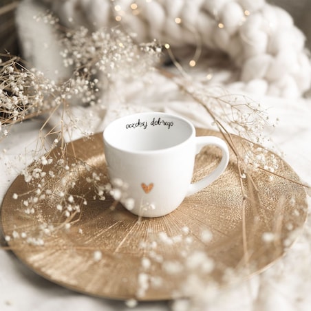 Biały kubek porcelanowy 300 ml „Oczekuj dobrego" ze złotym sercem - prezent na urodziny dla bliskiej osoby, przyjaciółki, mamy