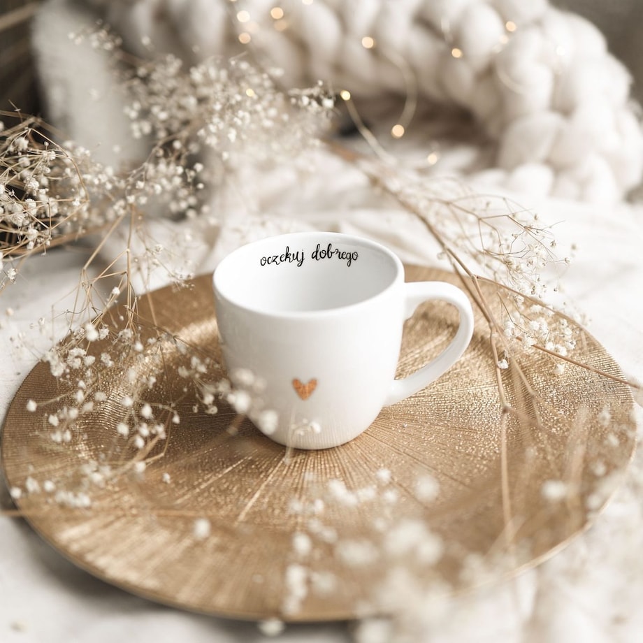 Biały kubek porcelanowy 300 ml „Oczekuj dobrego" ze złotym sercem - prezent na urodziny dla bliskiej osoby, przyjaciółki, mamy