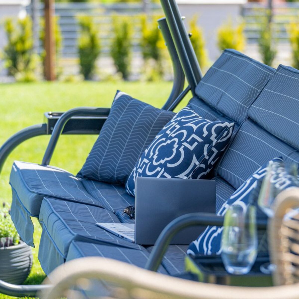 Grafitowa huśtawka ogrodowa z moskitierą Ines