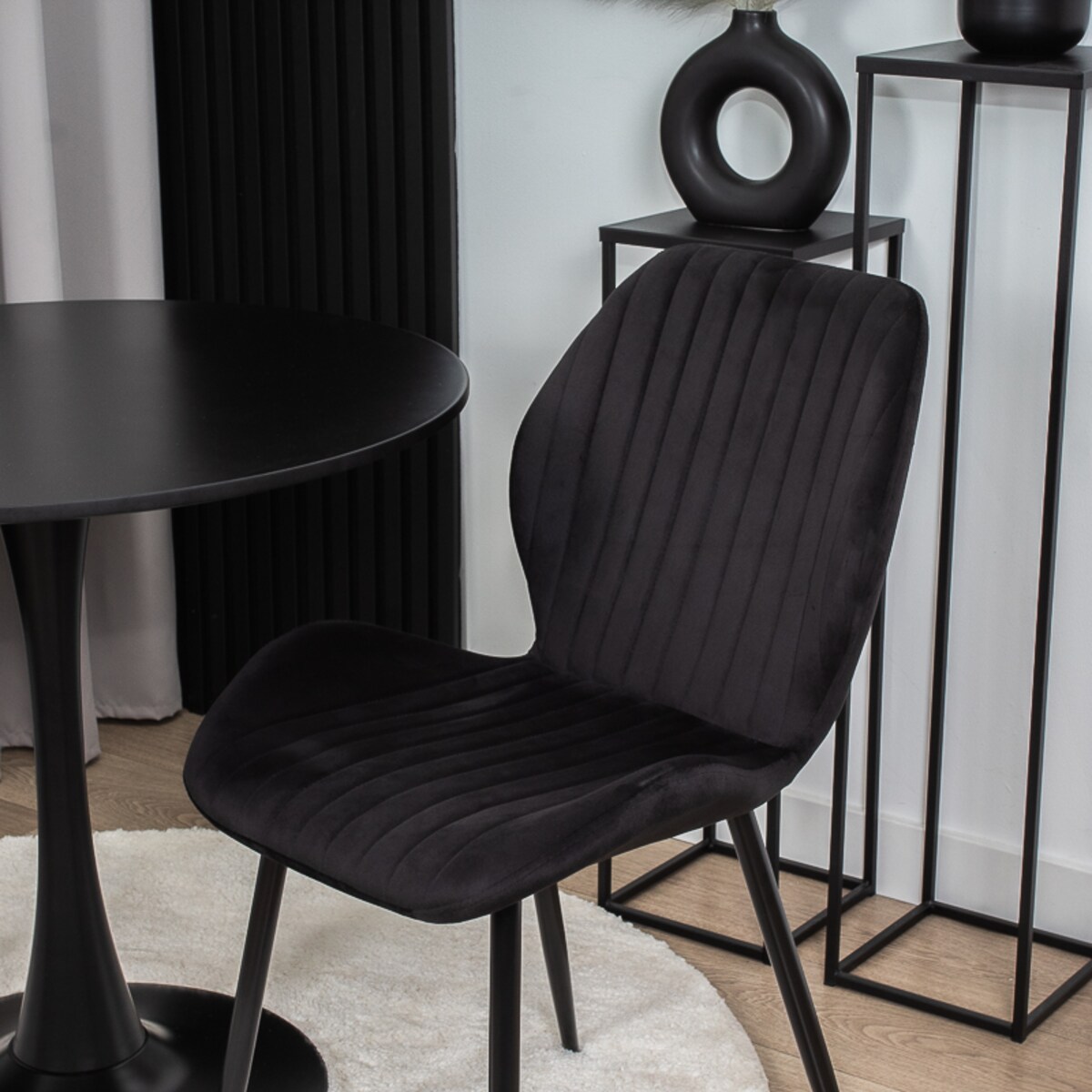 Krzesło tapicerowane czarne welurowe pikowane do salonu jadalni velvet
