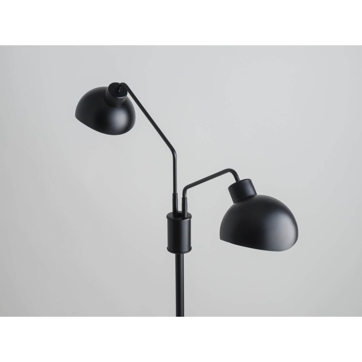 Podłogowa lampa stojąca Roy do salonu nowoczesna czarna