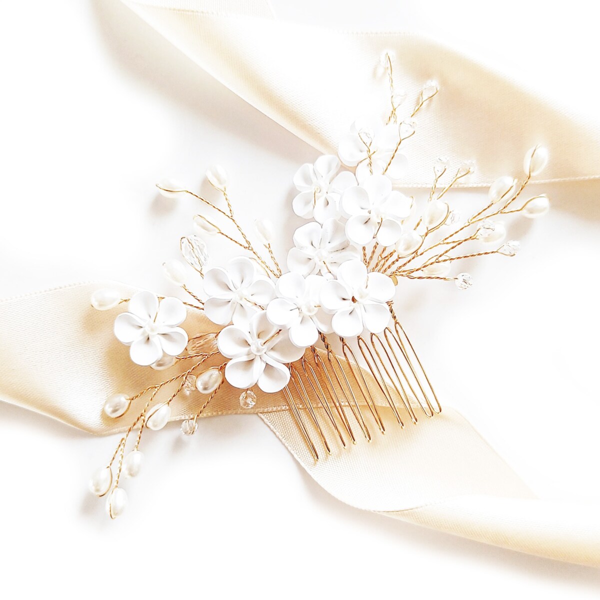 Pozłacany grzebień do ślubnego uczesania z kwiatami