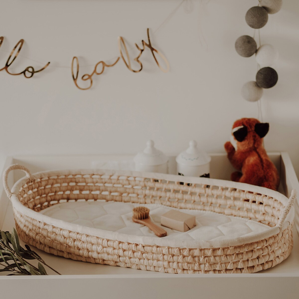 Kosz do przewijania — pleciony z grubej trawy