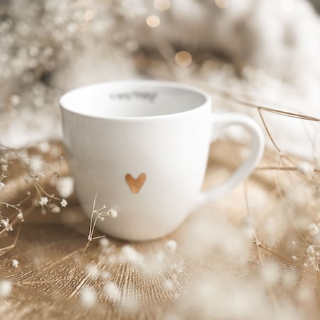 Biały kubek porcelanowy 300 ml „Uważność" ze złotym sercem - prezent na urodziny dla bliskiej osoby, mamy, przyjaciółki