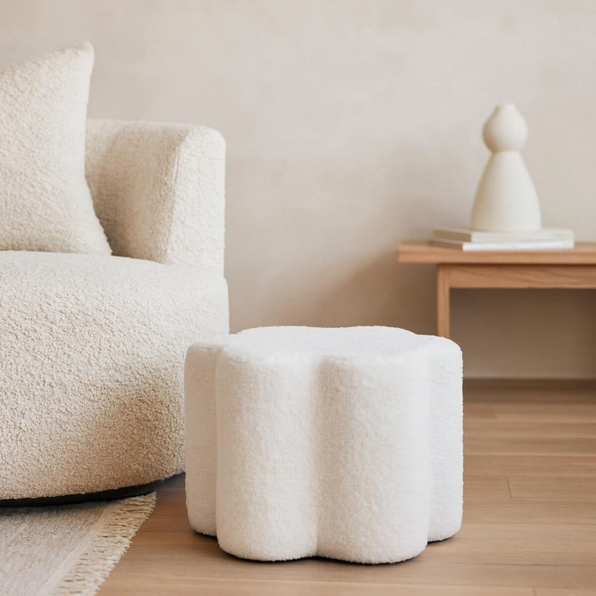 Pufa kwiatek YORE, tapicerka baranek, 34 x 34 x 29 cm