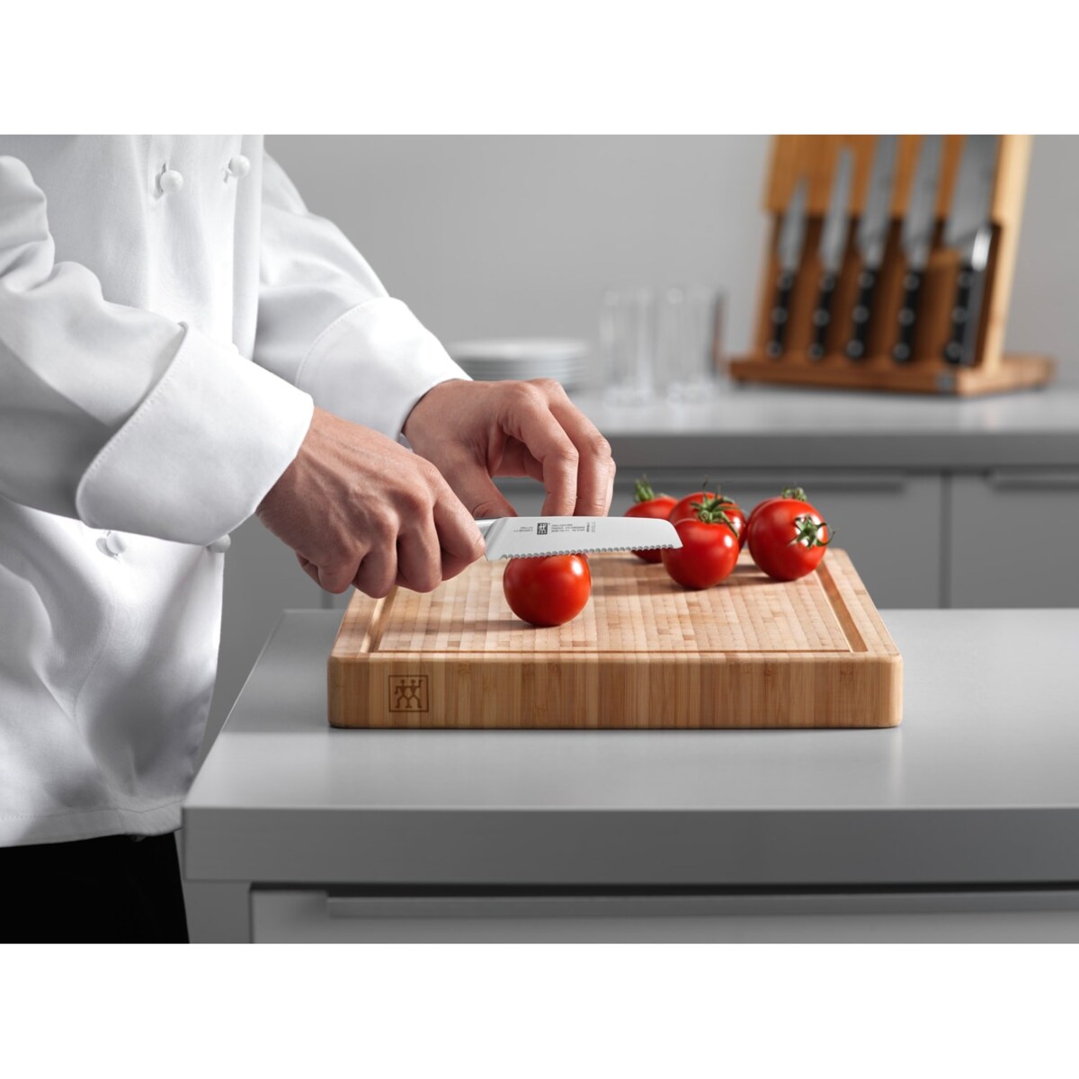 Nóż uniwersalny z ząbkami Zwilling Pro - 13 cm