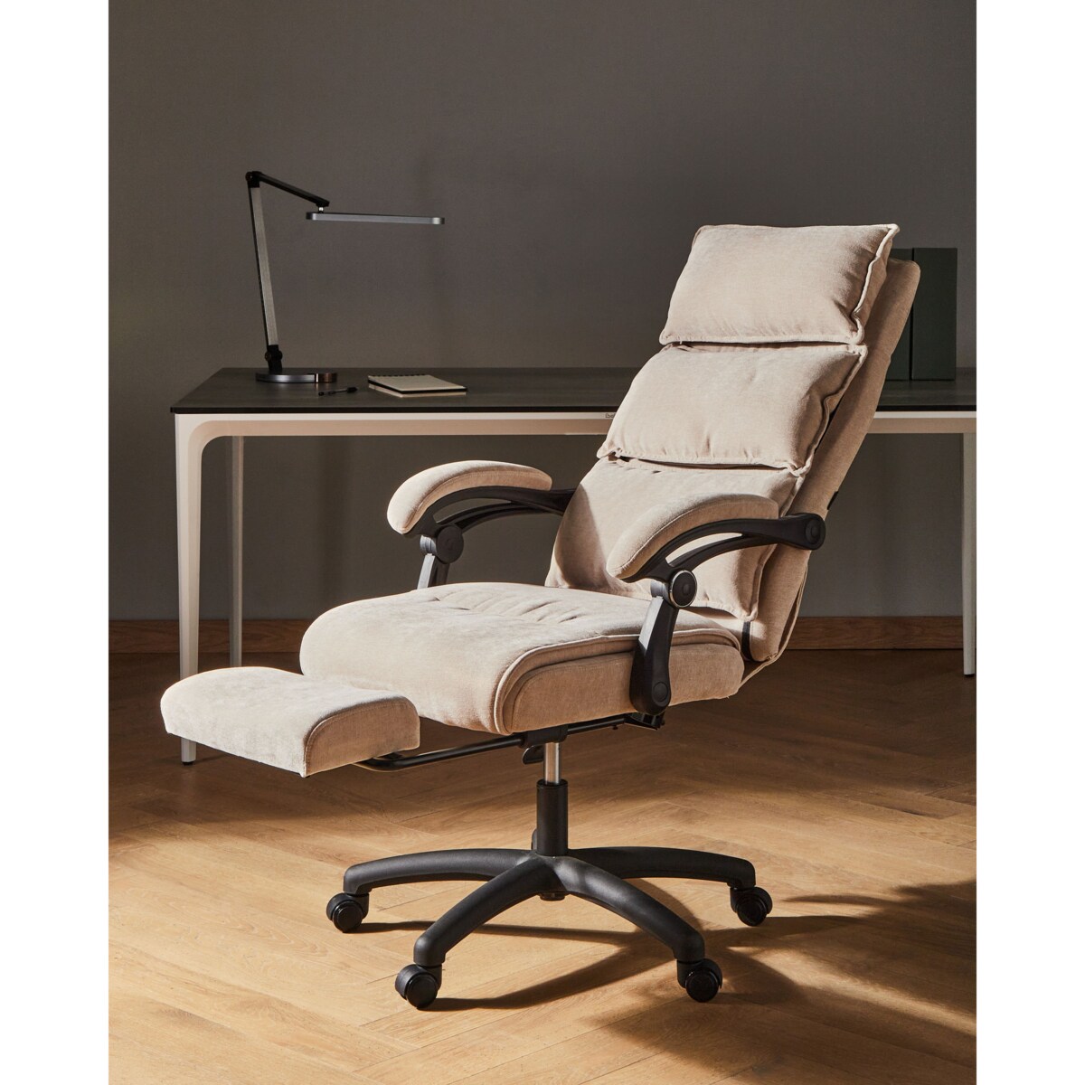 Fotel biurowy Z wysuwanym podnóżkiem EATON Szenil Beżowy