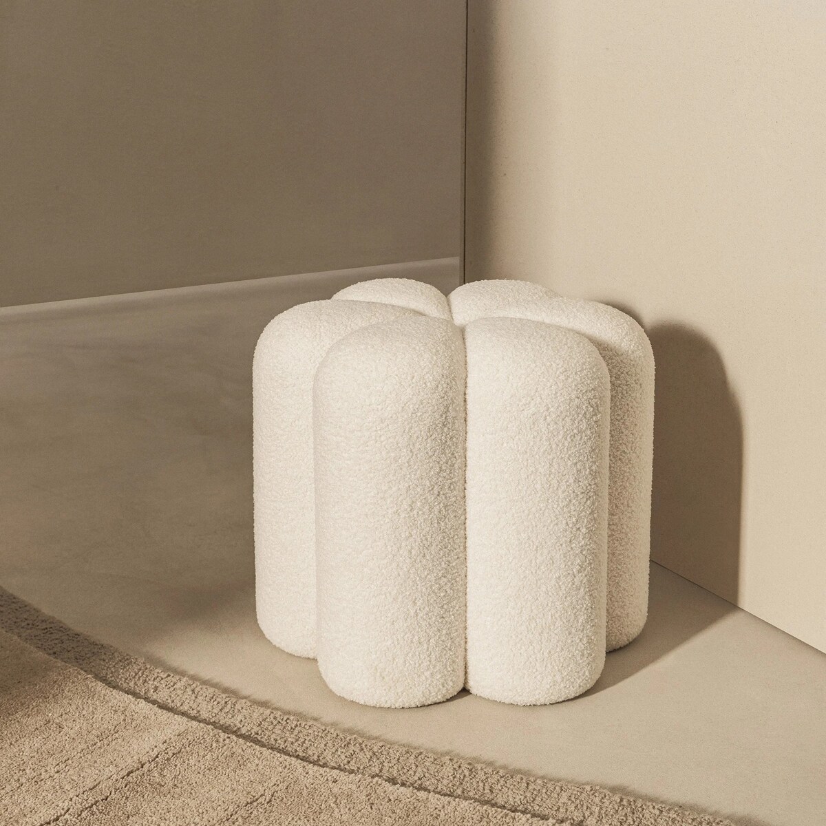 Pufa ozdobna boucle 43x45,5x45,5 cm SALIANA
