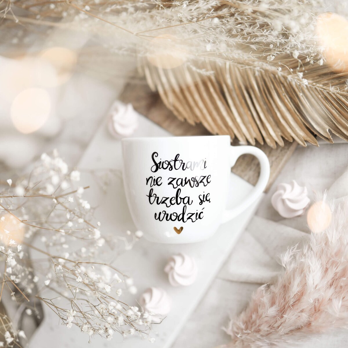 Biały Kubek Porcelanowy 300 ml - Napis Siostrami Nie Zawsze Trzeba Się Urodzić i Złote Serce na Dzień Kobiet dla Przyjaciółki