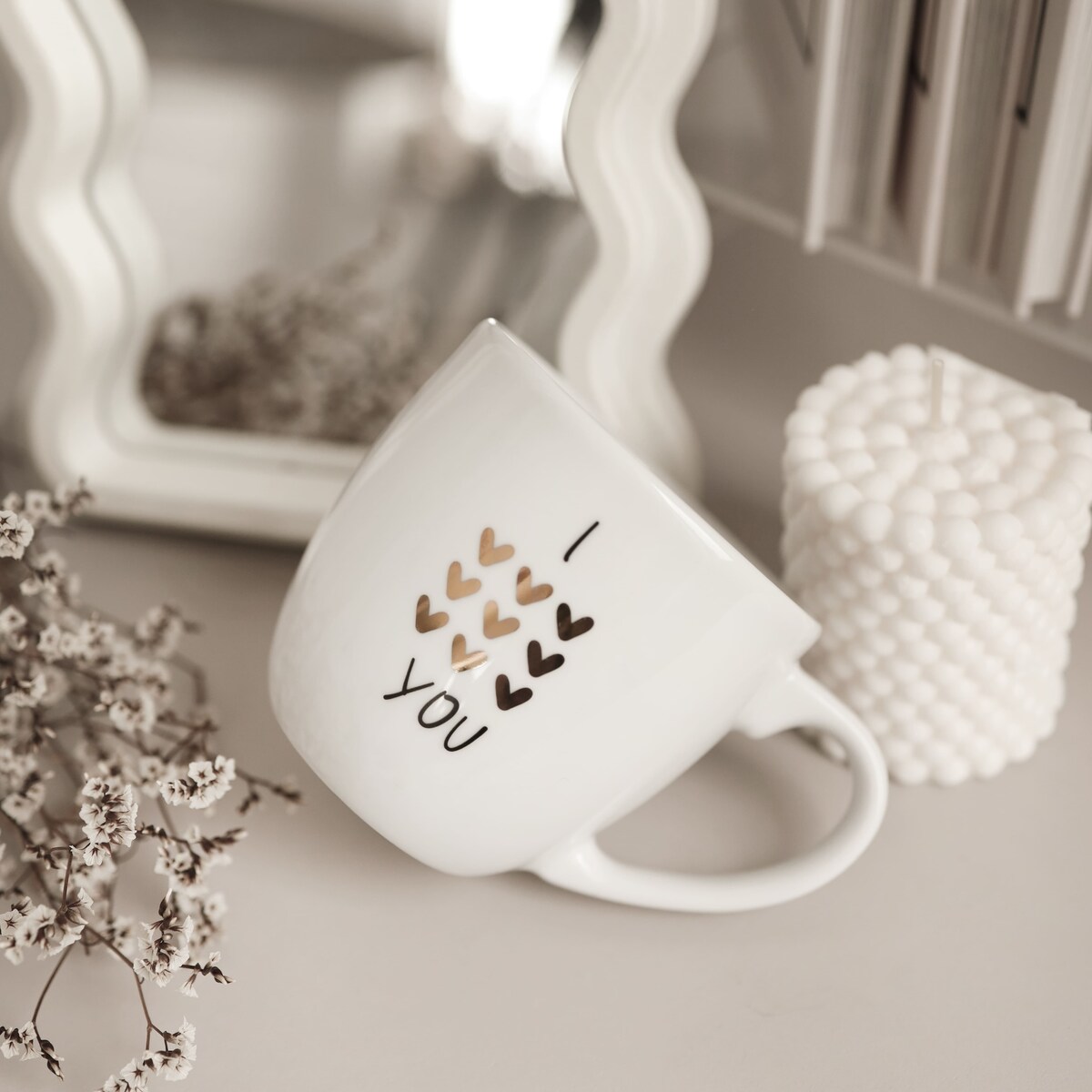 Biały Kubek Porcelanowy 300 ml - Napis I Love You ze Złotymi Sercami dla Zakochanych na Walentynki