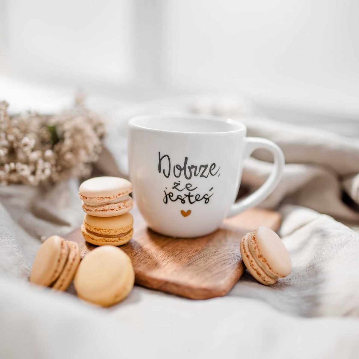 Biały Kubek Porcelanowy 300 ml - Napis Dobrze, że Jesteś z Motywem Złotego Serca dla Przyjaciółki na Urodziny