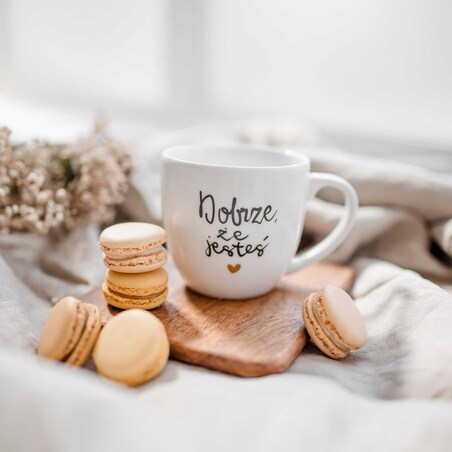 Biały Kubek Porcelanowy 300 ml - Napis Dobrze, że Jesteś z Motywem Złotego Serca dla Przyjaciółki na Urodziny