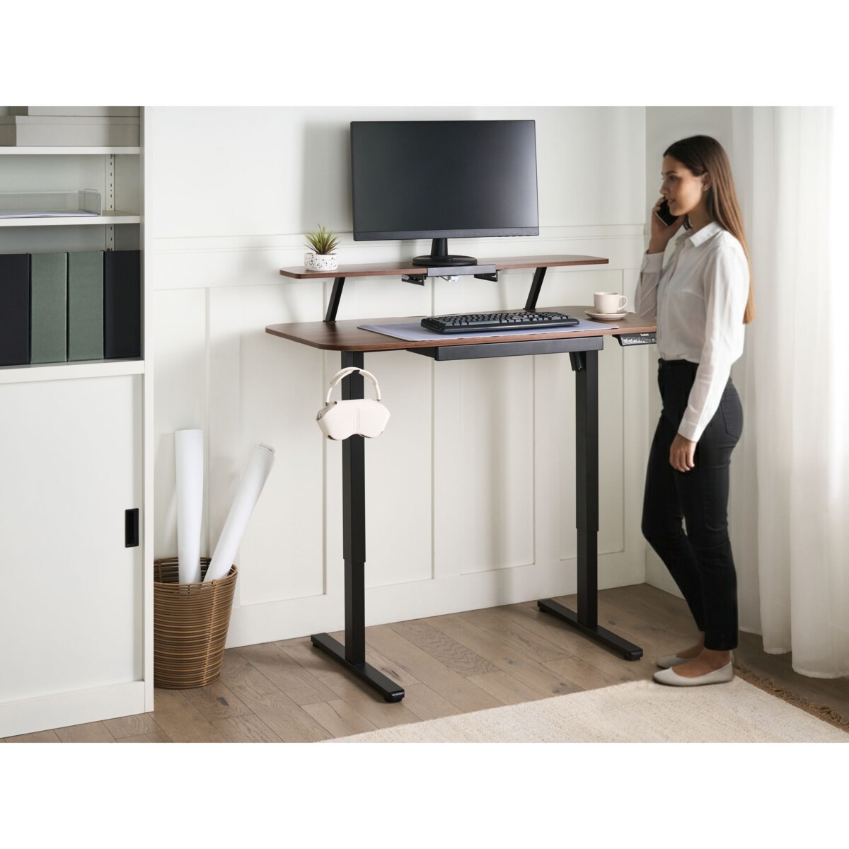 Biurko regulowane elektrycznie WILBANKS Brązowy/ czarny 120 cm 60 cm Z portem USB
