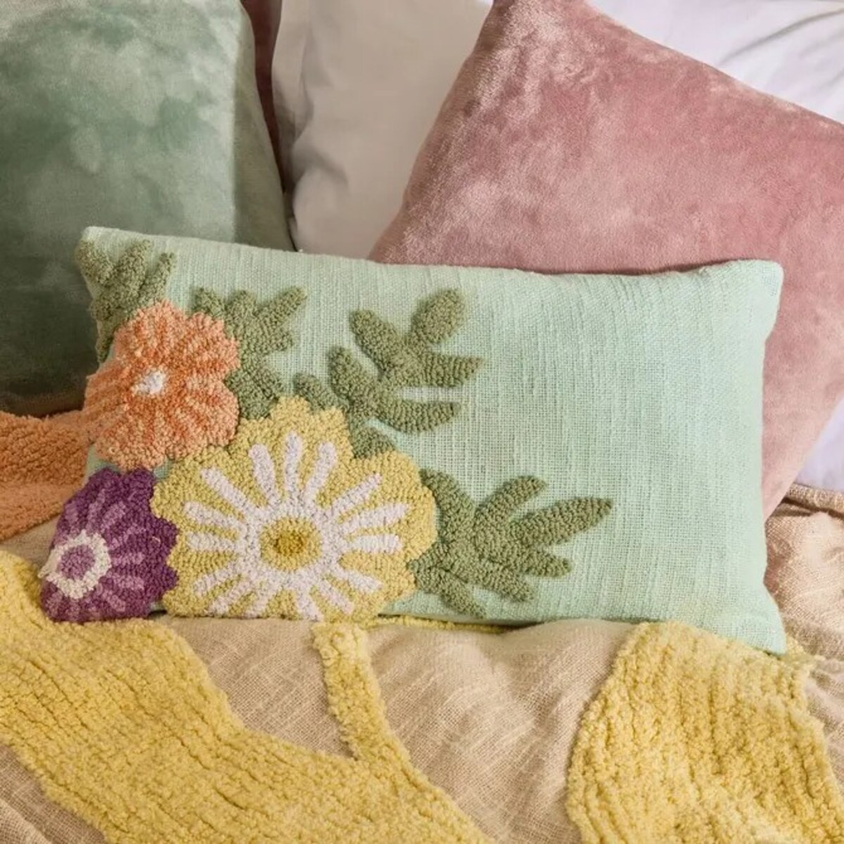 Poduszka dekoracyjna z tuftowanymi kwiatami, Wildflowers, 30x50 cm