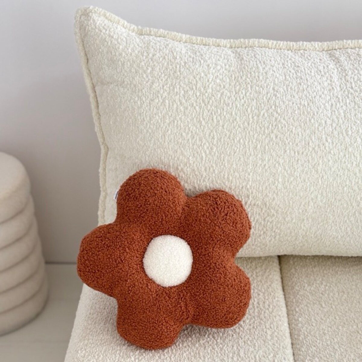 Poduszka boucle mały Kwiatek rudy / biały