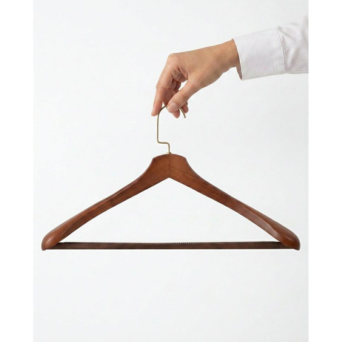Zestaw 4 drewnianych wieszaków na ubrania SHP HARDI brązowy