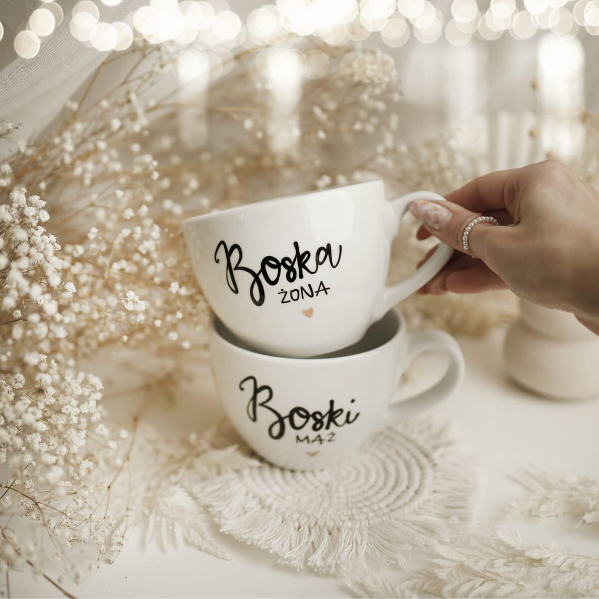 Zestaw 2 białych kubków porcelanowych 500 ml - motyw złotego serca i napisów boski mąż boska żona dla małżonków na ślub