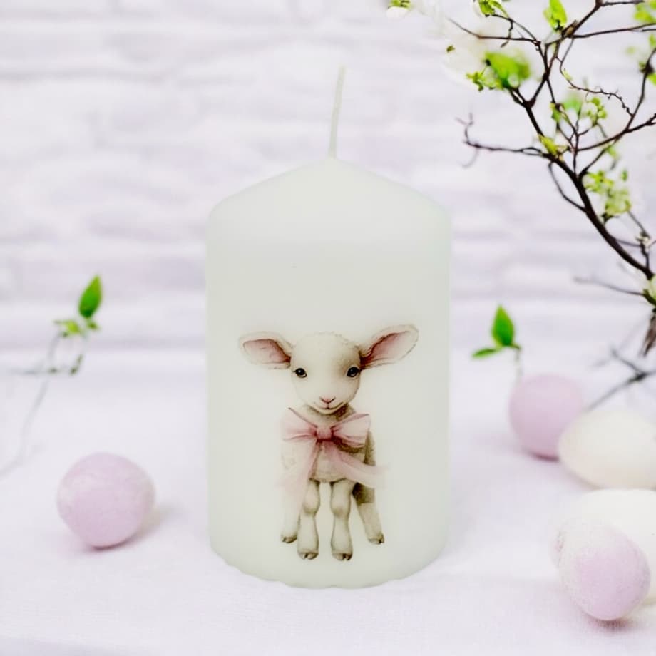 Świeca wielkanocna z barankiem – ozdobna dekoracja świąteczna