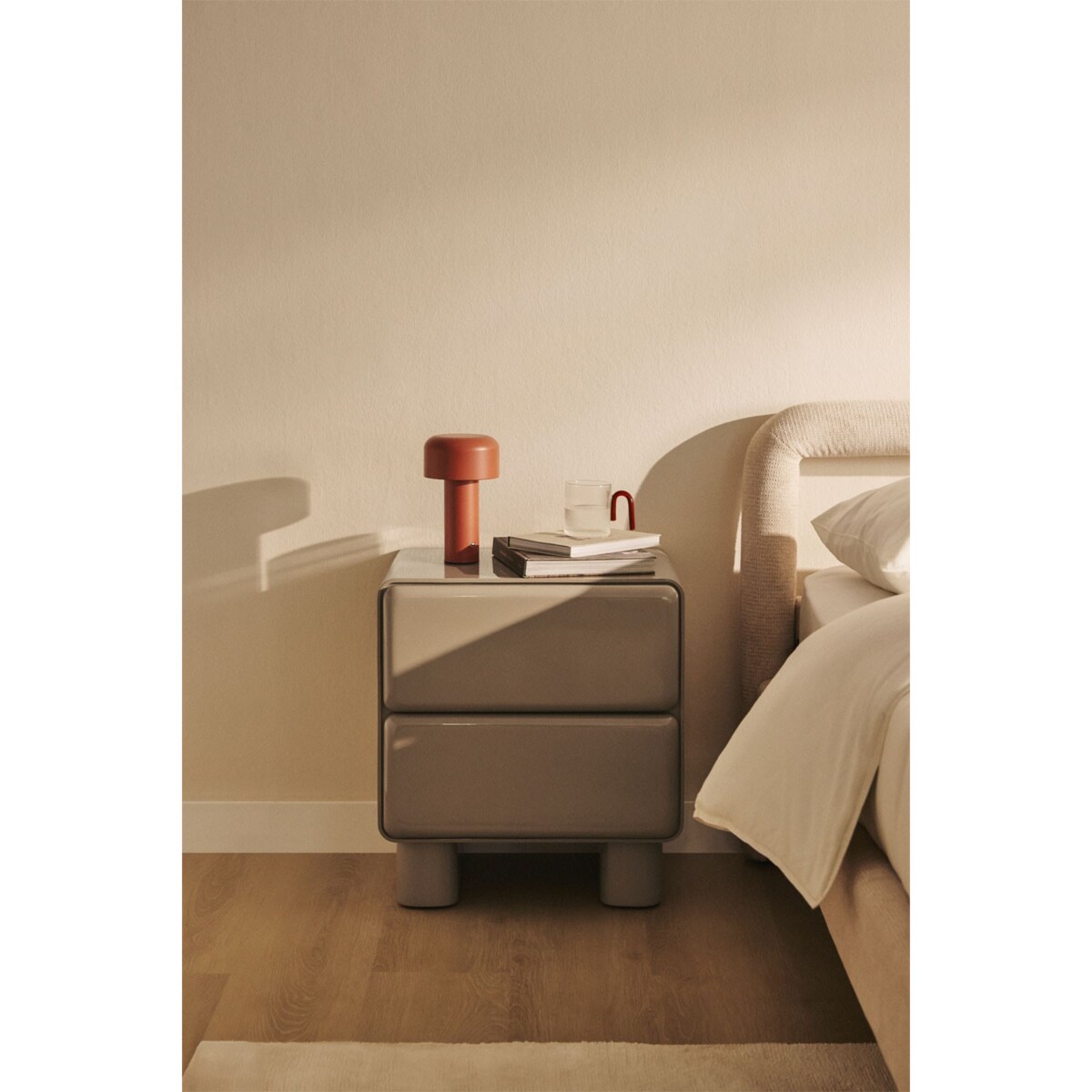 Szafka nocna 50x40 cm z dwoma szufladami z MDF Sheila, kawa z mlekiem
