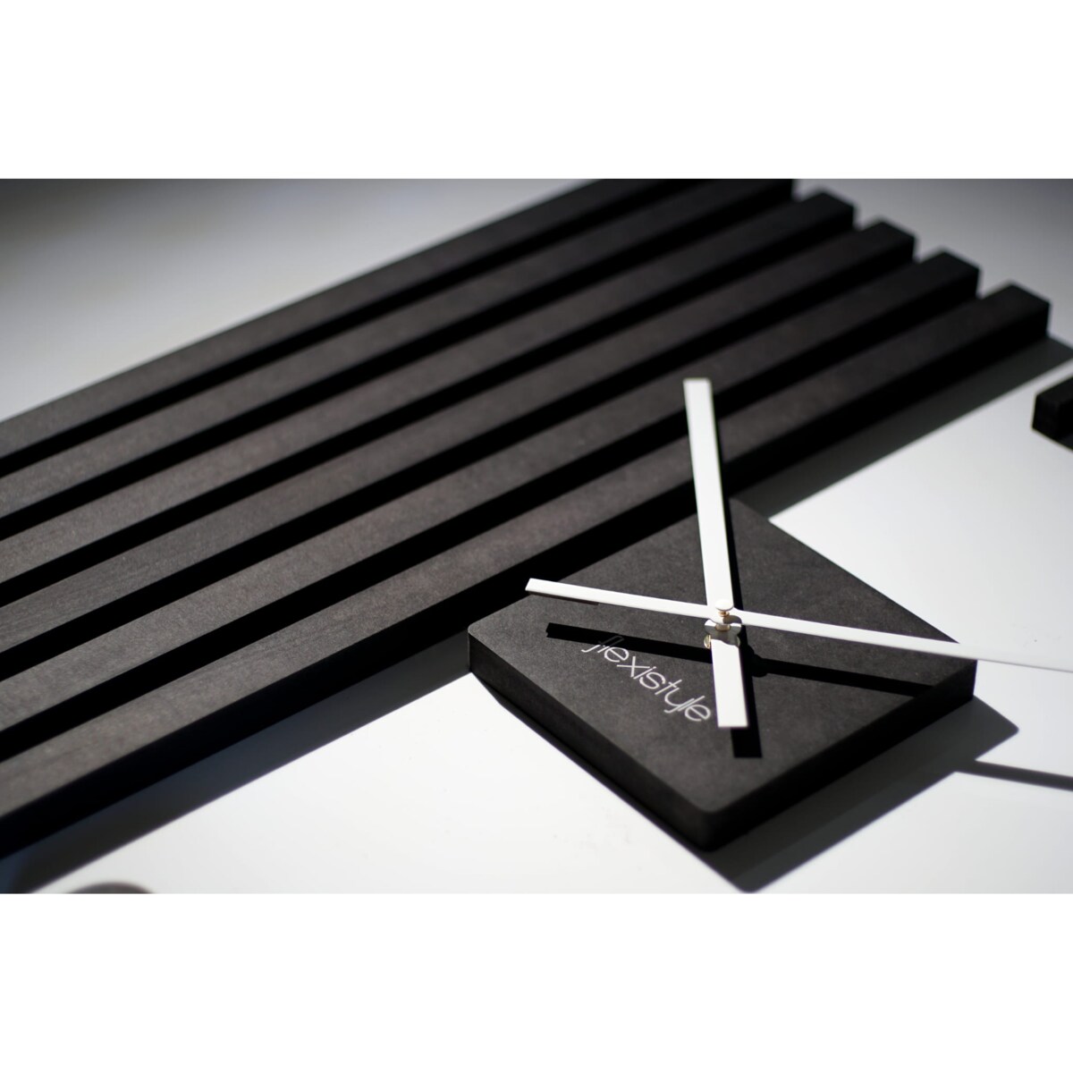 Czarny zegar ścienny drewniany LAMELE 60cm