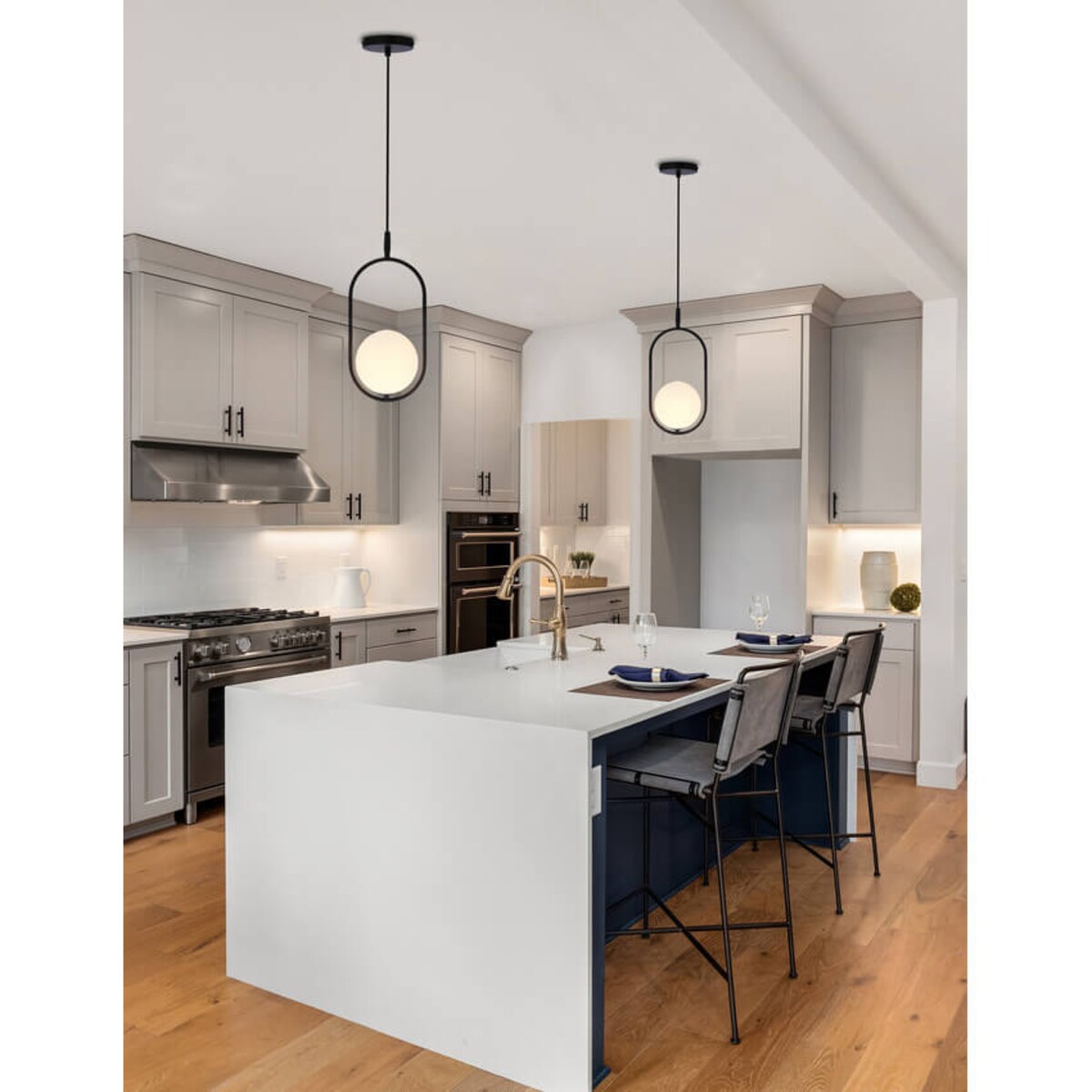 Czarna lampa wisząca Cordel szklana kula frame do sypialni