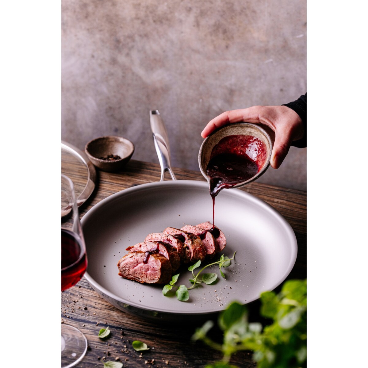 Profesjonalna patelnia stalowa Amitsu 28 cm z pokrywką Na indukcje Na gaz Nierdzewna