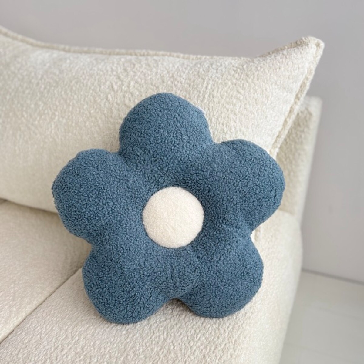 Poduszka boucle duży Kwiatek niebieski / biały