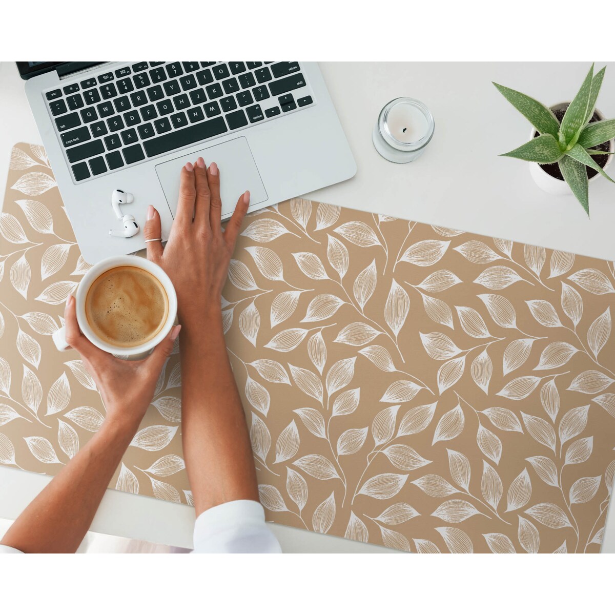 Beżowa mata na biurko Liście na gałązkach, 100x50 cm