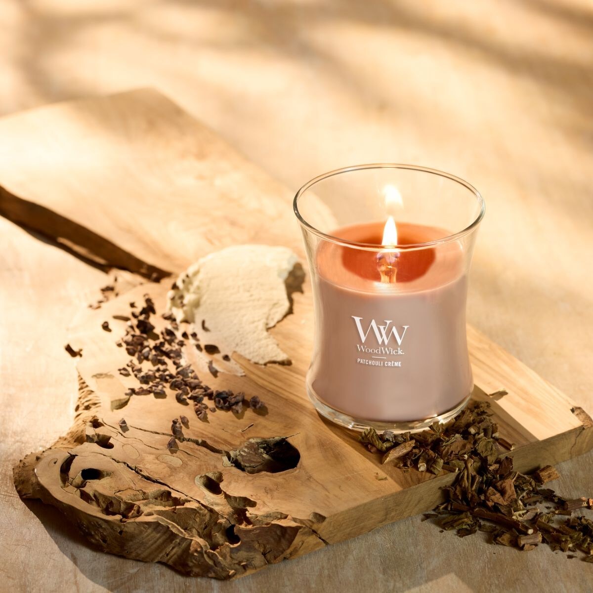 WoodWick świeca średnia PATCHOULI CREME