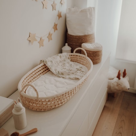 Kosz do przewijania — pleciony z grubej trawy