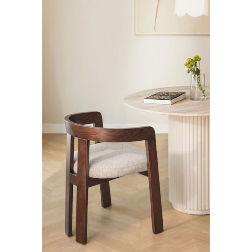 Krzesło z podłokietnikami, ciemne drewno, kremowe bouclé, Yvonne