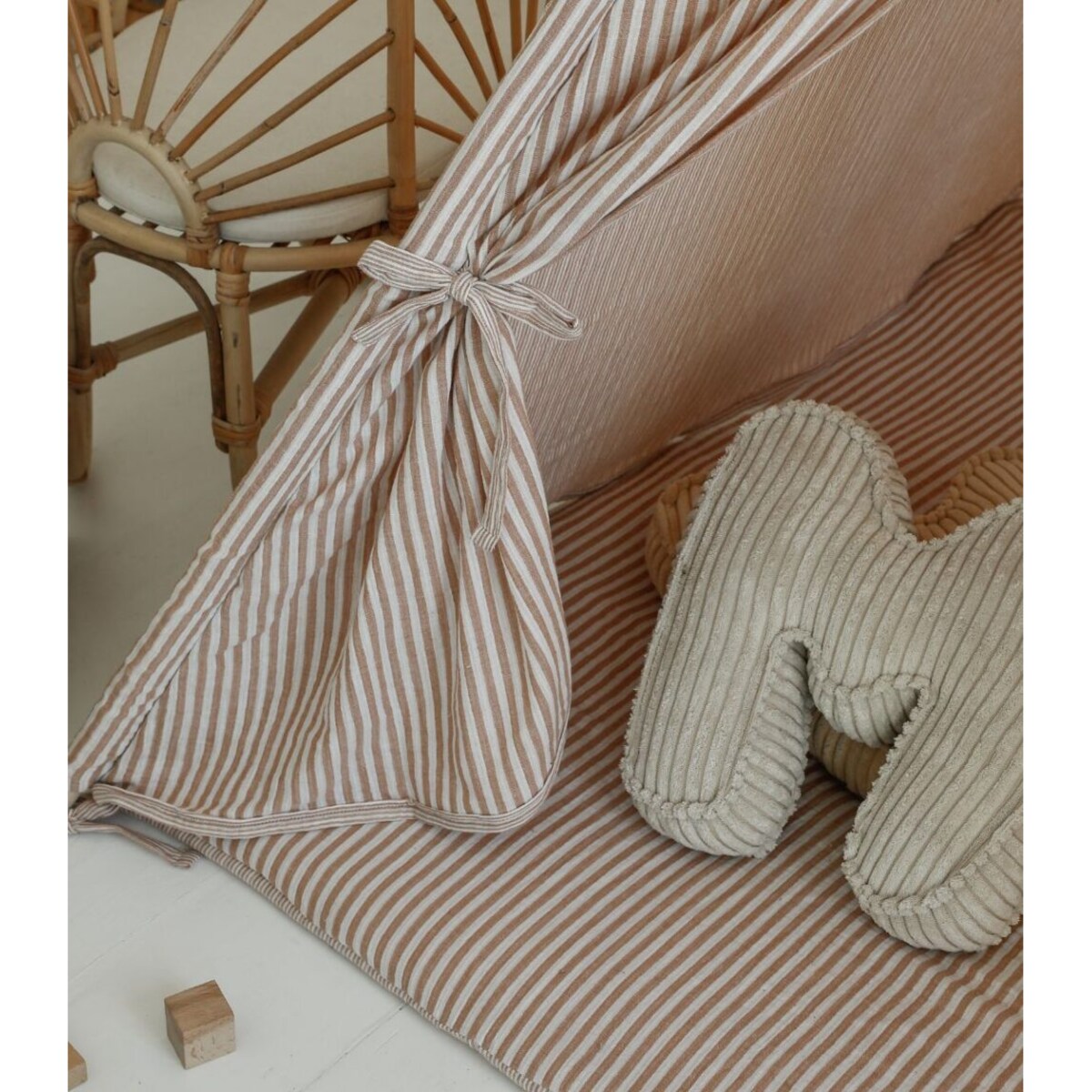 Beige Stripes – tipi, namiot dla dzieci z matą podłogową z dwustronnego muślinu