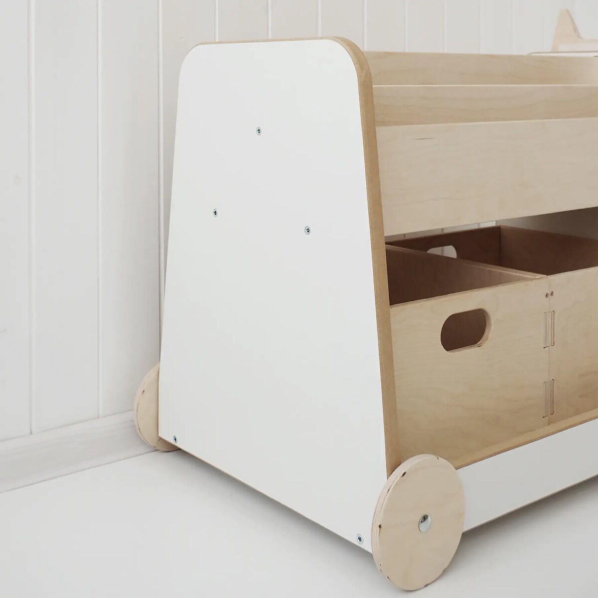 Drewniany regał na kółkach